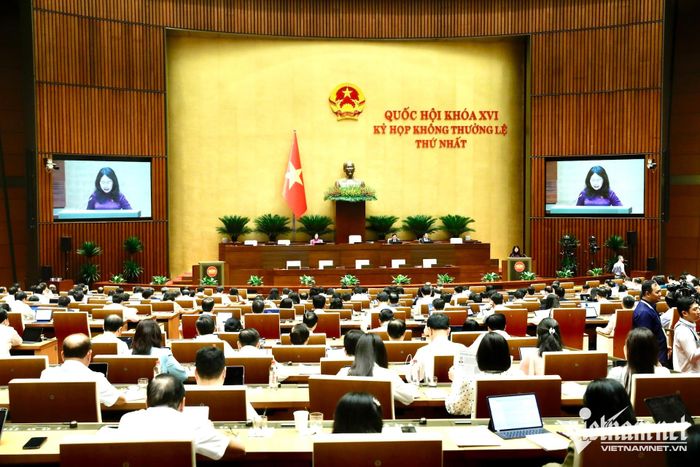 Bộ trưởng VH-TT-DL Lâm Thị Phương Thanh trình bày báo cáo giải trình, tiếp thu