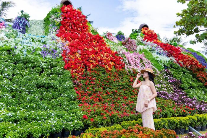 Du khách chụp ảnh tại một khu vực trưng bày của Lễ hội Ngàn hoa.