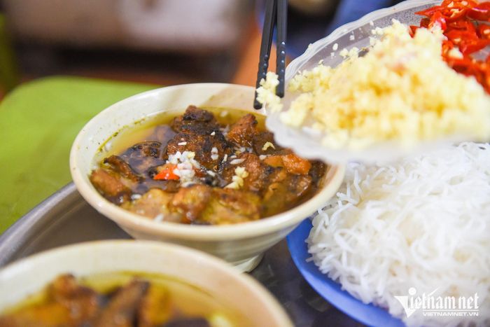 Chả thịt được làm từ loại thịt nửa nạc nửa mỡ nên mềm, không khô, ít ngấy. Thịt phải được nướng vàng ươm hai mặt, hơi sém để dậy mùi thơm