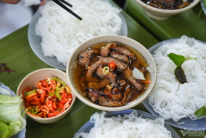 Quán đông nhất là 11h30-13h trưa, khách ngồi kín các bàn, lượng người giao hàng cũng tập trung đông