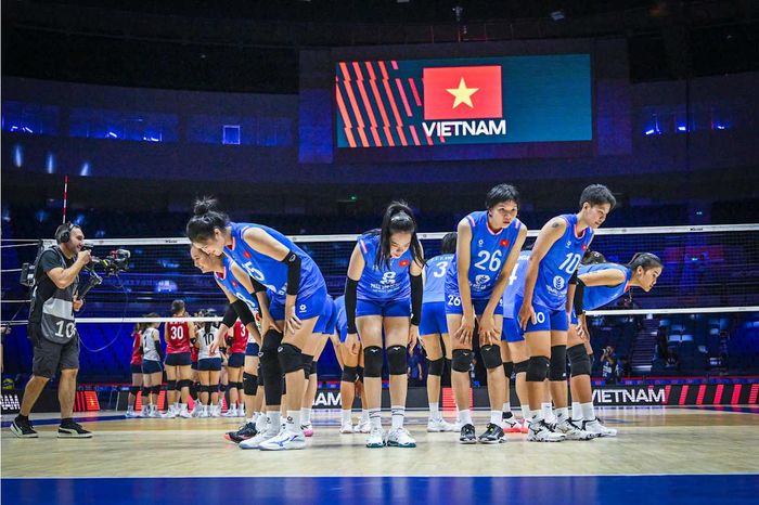Niềm vui của các cô gái Việt Nam không trọn vẹn. Ảnh: AVC