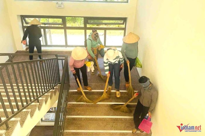 Các cô giáo quét dọn cầu thang. Ảnh: HSC