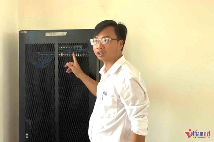 Ông Hồ Sỹ Cát kiểm tra thiết bị máy móc trong trường học. Ảnh: Hải Dương