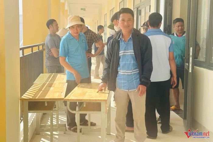 Cán bộ, giáo viên và người lao động tham gia dọn vệ sinh trường học. Ảnh: HSC