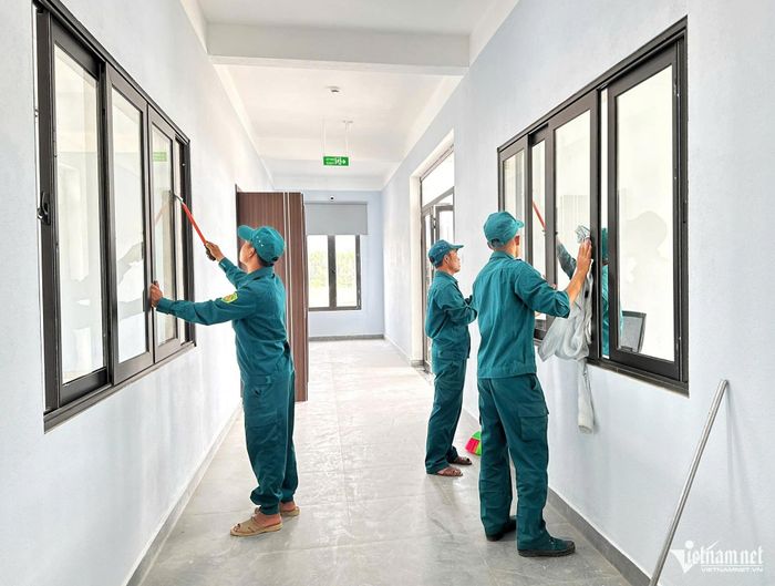 Các lực lượng tập trung dọn dẹp khu bếp ăn, khối công vụ, khu nội trú học sinh, khu hiệu bộ, sân trường và vận chuyển bàn ghế vào lớp học