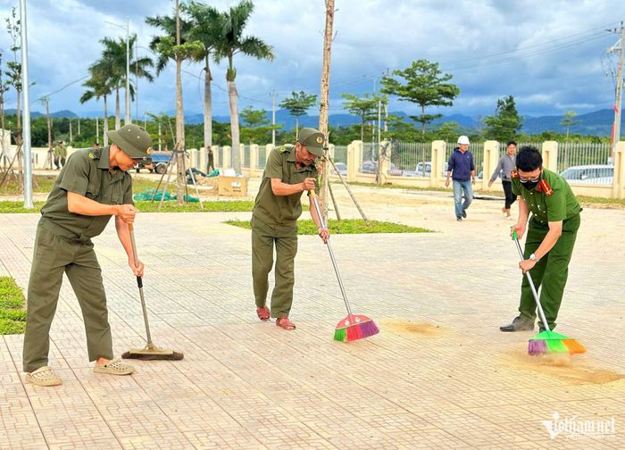 Cán chiến sĩ công an cùng nhau dọn dẹp, tạo cảnh quan xanh, sạch, đẹp cho khuôn viên trường.