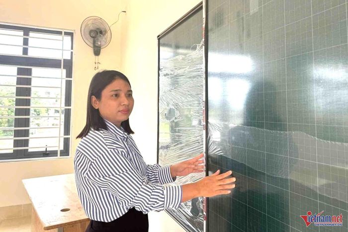 Cô Hồ Thị Điệp kiểm tra bảng viết. Ảnh: HSC