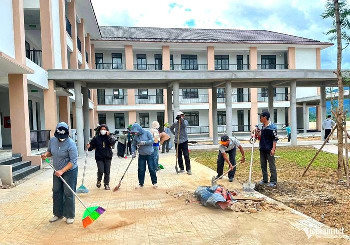 Hoạt động nằm trong chương trình “Ngày Chủ nhật xanh” nhằm chuẩn bị cho việc khánh thành, đưa Trường Phổ thông nội trú liên cấp tiểu học và THCS A Lưới 3 vào vận hành, đồng thời tạo cảnh quan sạch đẹp trước thềm năm học 2026-2027.