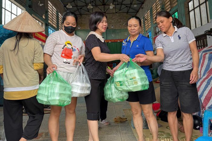 Chính quyền địa phương bố trí 12 điểm tránh trú an toàn, phát hàng trăm suất cơm miễn phí tới người dân tránh bão. Ảnh: Đ.X