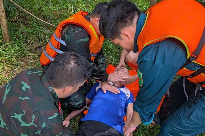 Ông Công được cứu lên bờ và tiếp tục đưa tới tỉnh Bắc Giang để điều trị. Ảnh: Trang thông tin xã Yên Bình