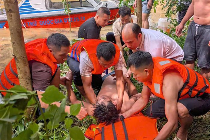 Lực lượng chức năng cứu 7 người sau vụ lật xuồng. Ảnh: Trang thông tin xã Yên Bình