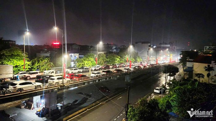 Hàng dài ô tô xếp hàng trên cầu Bến Tượng