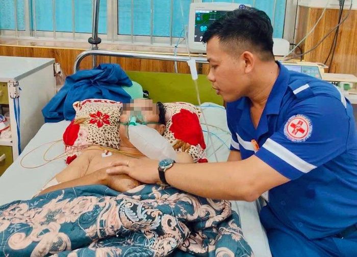 Ông H. cấp cứu trong Bệnh viện Đa khoa Khánh Hòa. Ảnh: BSCC.