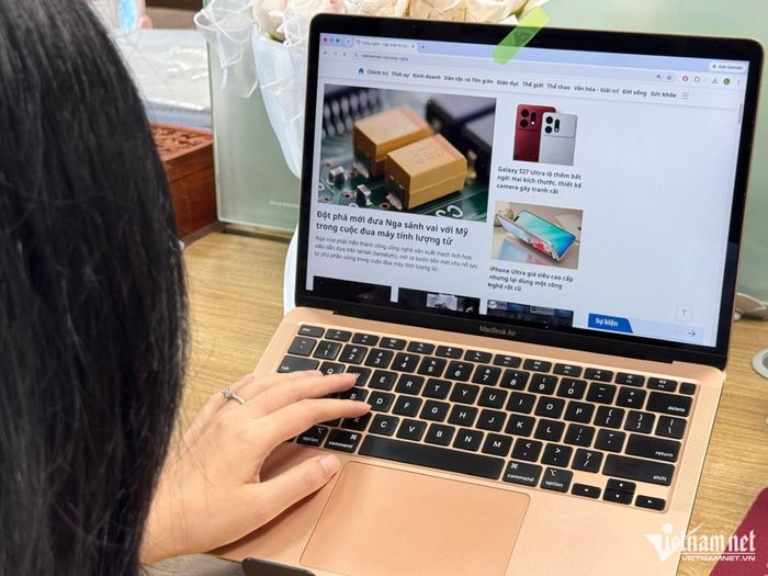Bộ Công an hướng dẫn che webcam khi không sử dụng để bảo vệ dữ liệu cá nhân. Ảnh: Du Lam