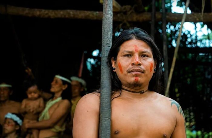 Người đàn ông Waorani được vẽ mặt theo kiểu truyền thống. Ảnh: Joe HaTTab 