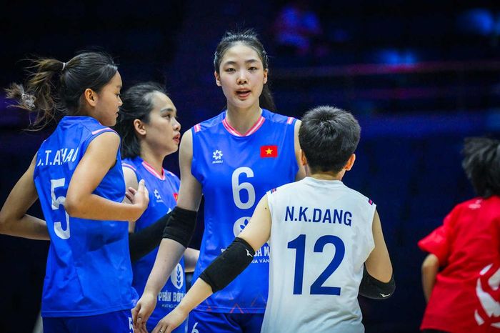 Ở trận ra quân gặp đối thủ mạnh Hàn Quốc, cô cũng ghi 13 điểm, chỉ đứng sau đàn chị Trần Thị Thanh Thúy.