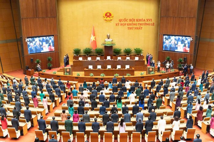 Đại biểu Quốc hội thực hiện nghi thức chào cờ. Ảnh: QH