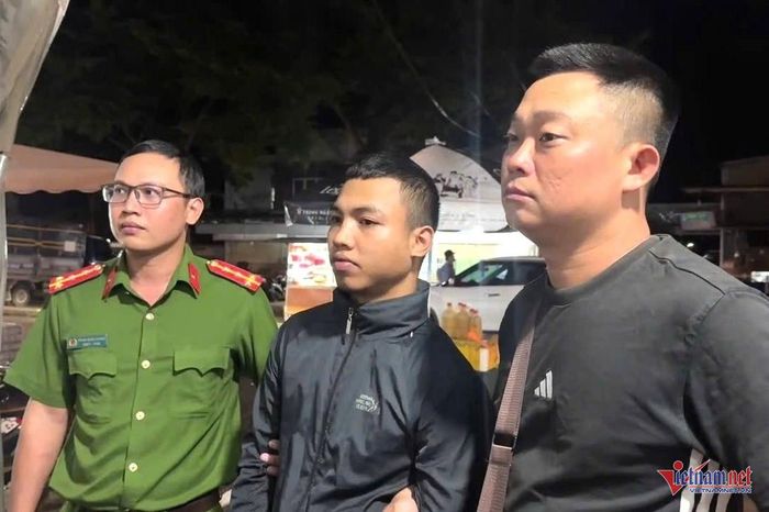 Y Ngun Êban (giữa) sau khi bị bắt giữ. Ảnh: SĐ