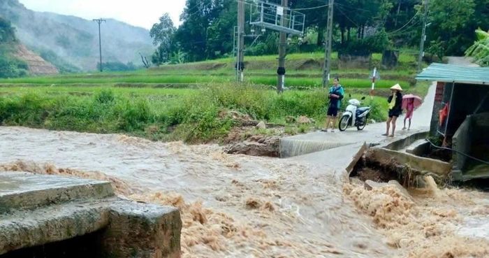 Ngầm tràn thôn Pọong bị nước lũ cuốn trôi, giao thông tạm thời chia cắt.