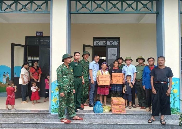 Người dân vùng có nguy cơ sạt lở được sơ tán đến nhà văn hóa tránh trú an toàn.