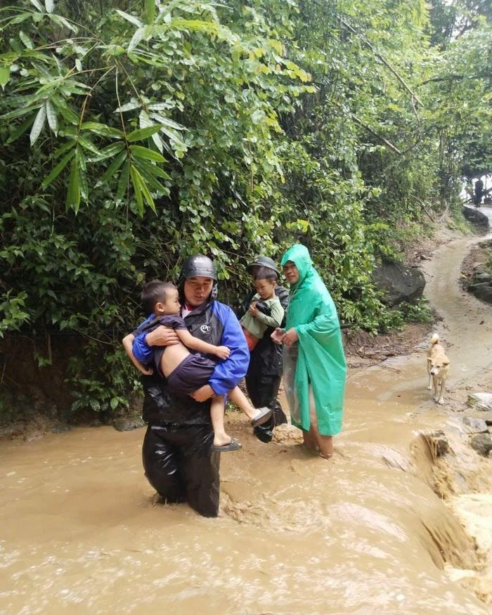 Cán bộ Đồn Biên phòng Tam Chung phối hợp với cấp ủy, chính quyền địa phương xã Tam Chung di dời người dân đến nơi an toàn.