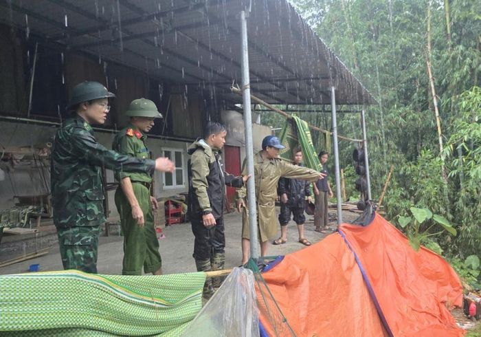 Bộ đội Biên phòng tỉnh Thanh Hóa phối hợp với các lực lượng chức năng ứng phó mưa lũ, bảo đảm an toàn cho nhân dân.