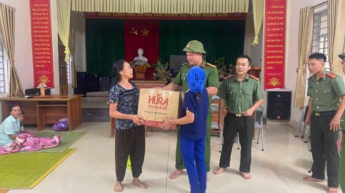 Công an xã Trung Hạ hỗ trợ nhu yếu phẩm cho người dân bị ảnh hưởng phải di dời đến nơi tránh trú.