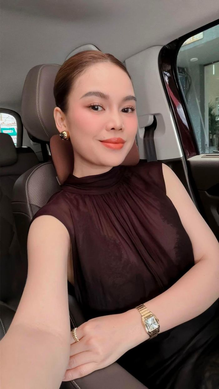 Ca sĩ Giang Hồng Ngọc chưng diện xinh đẹp đi làm.