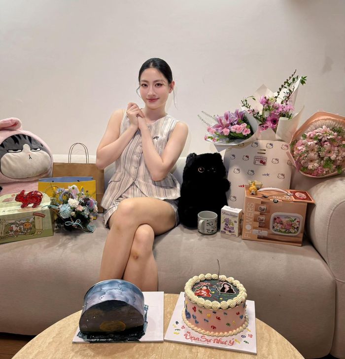 Hoa hậu Lương Thùy Linh nhận nhiều quà sinh nhật.