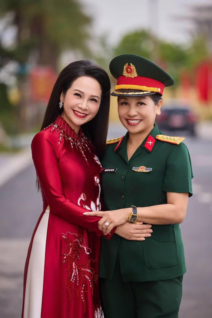 Đại tá, NSND Thu Hà đăng ảnh thân thiết bên MC Mỹ Lan cùng chú thích: "Mùa thu năm nào cũng tuyệt đối điện ảnh và nhiều yêu thương".
