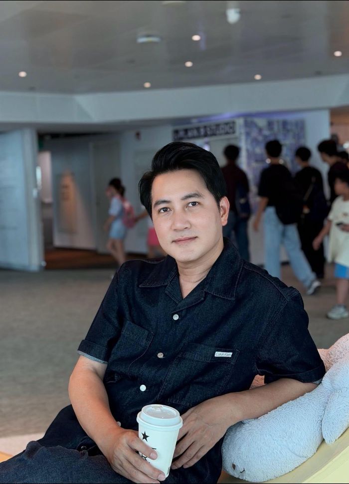 Ca sĩ Nguyễn Phi Hùng thưởng thức cà phê.