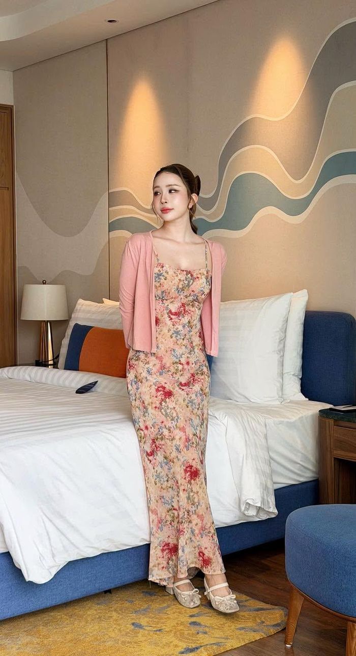 Sao Việt 24/8: Diễn viên Quỳnh Nga đẹp nền nã, khác phong cách năng động thường thấy.