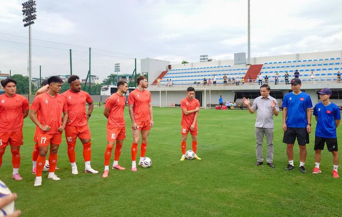 Trước buổi tập, ông Trần Anh Tú - Phó Chủ tịch VFF, Trưởng đoàn tuyển Việt Nam tham dự ASEAN Cup 2026 đến sân gặp gỡ và nhắc nhở toàn đội về sự tập trung trong những ngày chuẩn bị cuối cùng.