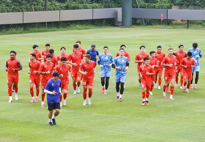 Chiến thắng 2-0 ở trận lượt đi giúp các cầu thủ có tâm trạng khá thoải mái trong buổi tập. Tuy nhiên, toàn đội vẫn duy trì sự tập trung cao độ và không có dấu hiệu chủ quan.