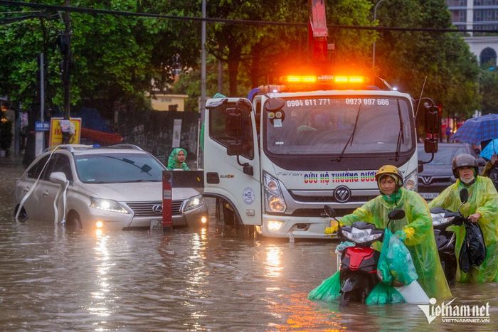 Để tránh tranh cãi không đáng có, chủ xe cần hỏi kỹ giá cứu hộ trước khi sử dụng dịch vụ. Ảnh: Đình Hiếu