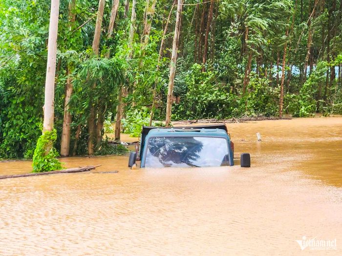 Mực nước lên cao khiến người dân không kịp di dời tài sản.