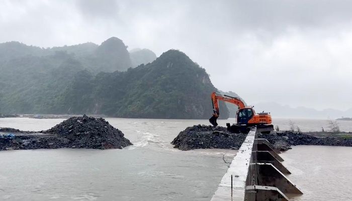 Gia cố các công trình thuỷ lợi, ứng phó với nước lên.