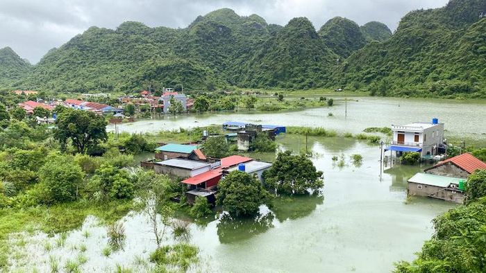 Nước ngập cô lập giao thông, nhiều nhà dân bị ngập nặng.