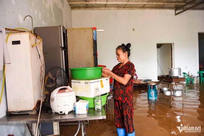 Nhà bà Đỗ Thị Văn bị nước dâng tràn vào từ đêm 23/8, khiến bà phải thức cả đêm để trông coi đồ đạc.