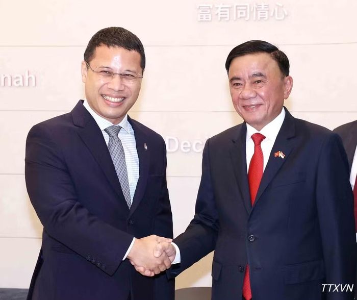 Thường trực Ban Bí thư Trần Cẩm Tú và Chủ tịch Đảng Hành động Nhân dân Singapore, Bộ trưởng Giáo dục Singapore Desmond Lee. Ảnh: TTXVN