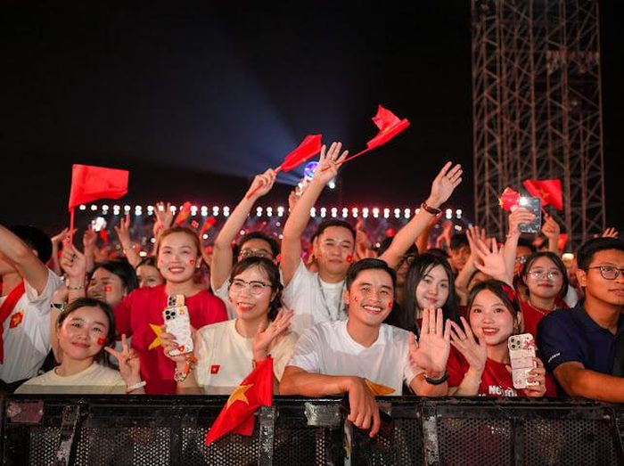 Tinh thần, sự nhiệt huyết của khán giả trước chương trình không bị vơi đi bởi những cơn mưa nặng hạt. 