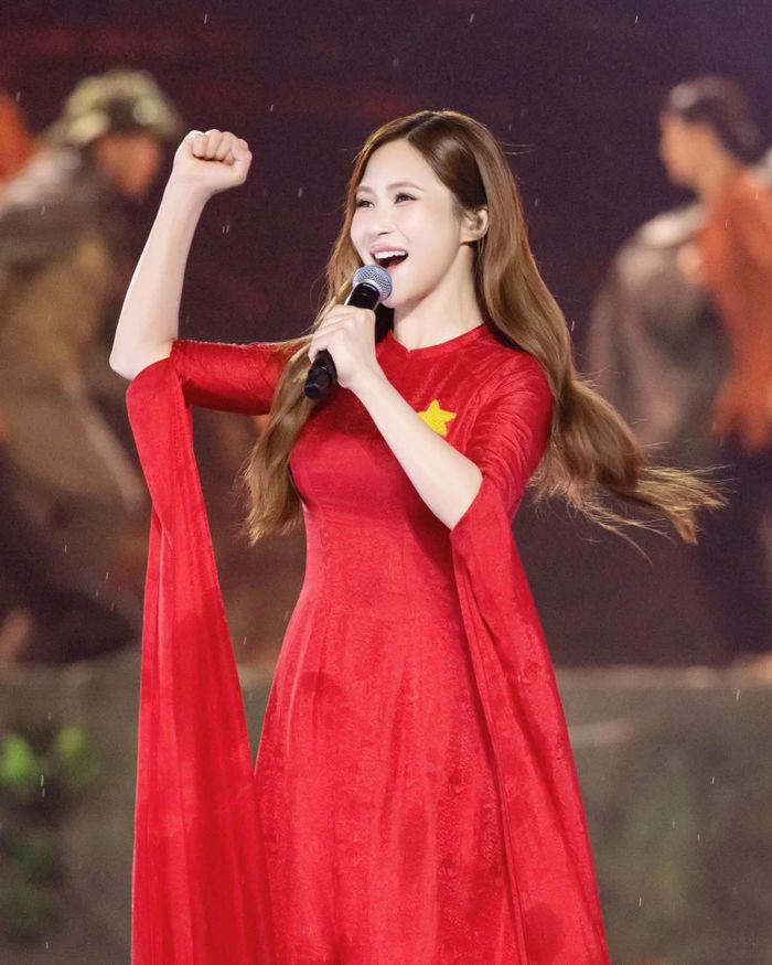 Ca sĩ Hương Tràm mở đầu chương trình Tổ quốc trong tim. 