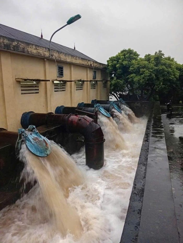 Xã Hà Đông đã phải vận hành tối đa 3 trạm bơm Ngọc Điểm, Cống Giang, Thanh Cường với tổng công suất khoảng 71.000m3/h để tiêu úng