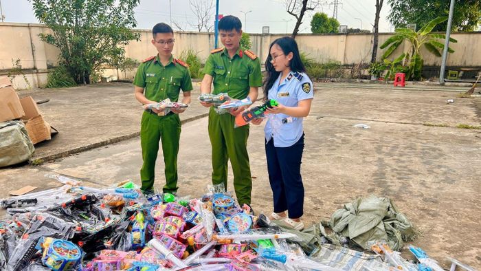 Cơ quan chức năng phát hiện gần 4.000 sản phẩm, tổng trị giá khoảng 72 triệu đồng, không có đủ hồ sơ chứng minh nguồn gốc, xuất xứ theo quy định.
