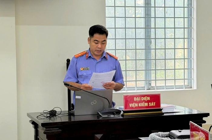  Kiểm sát viên VKSND khu vực 11 thực hành quyền công tố, kiểm sát xét xử tại phiên tòa.