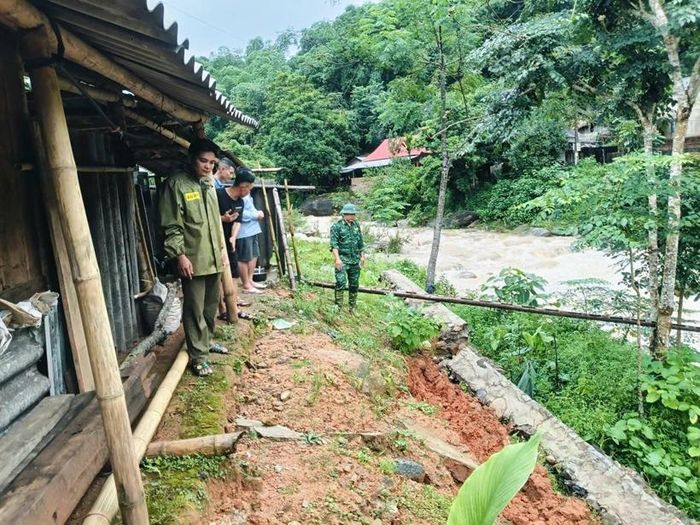  Đồn Biên phòng Hiền Kiệt phối hợp vận động, di dời 9 hộ/38 khẩu đến nơi tránh trú an toàn.