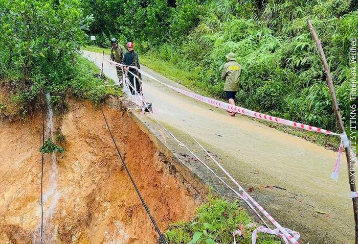  Đồn Biên phòng Bát Mọt đã phối hợp tuyên truyền, giăng dây cảnh báo.