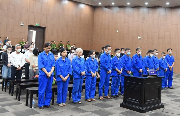 Các bị cáo nghe Hội đồng xét xử tuyên án.