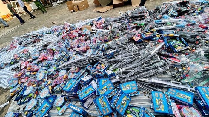 Gần 4.000 sản phẩm đồ chơi trẻ em không rõ nguồn gốc được lực lượng chức năng phát hiện tại một nhà kho ở xã Quảng Yên.
