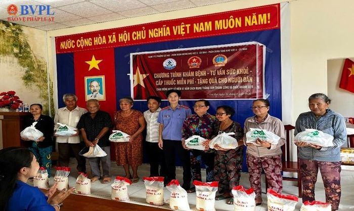 Đồng chí Lê Quốc Huy, Phó Viện trưởng và đồng chí Trần Quang Khang, Chánh án TAND khu vực 8, tỉnh Cà Mau trao tặng phần quà cho người dân.